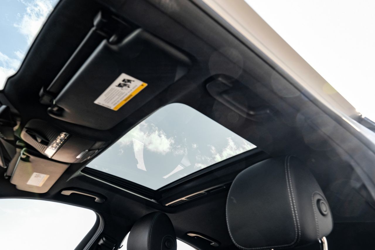 Mercedes-Benz E 300 Vehicle Main Gallery Image 05