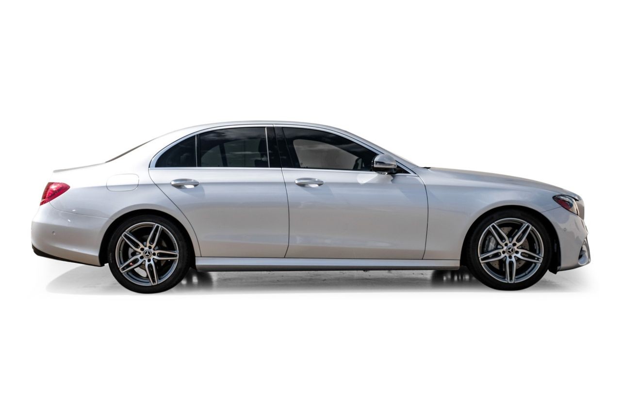 Mercedes-Benz E 300 Vehicle Main Gallery Image 08