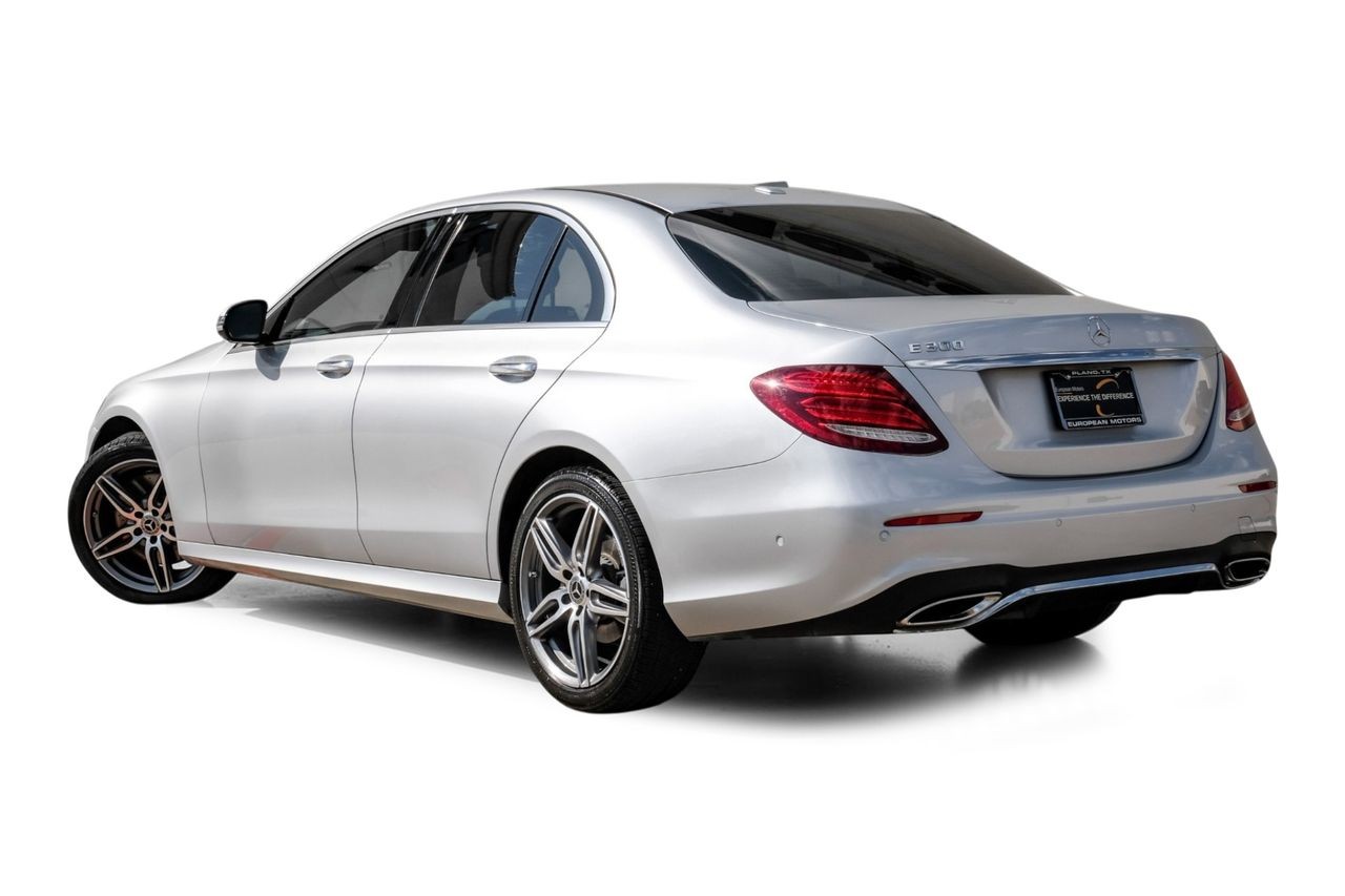 Mercedes-Benz E 300 Vehicle Main Gallery Image 11