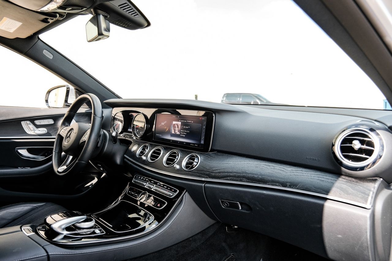 Mercedes-Benz E 300 Vehicle Main Gallery Image 13