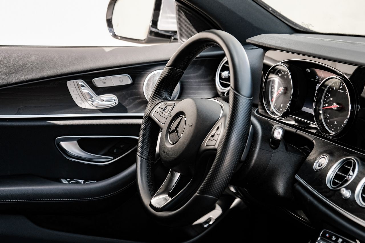 Mercedes-Benz E 300 Vehicle Main Gallery Image 14