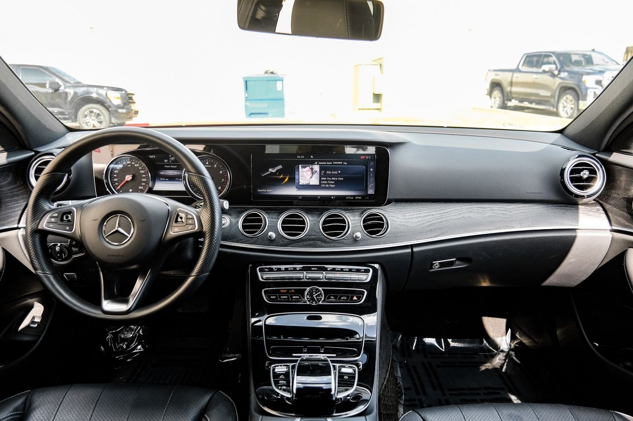 Mercedes-Benz E 300 Vehicle Main Gallery Image 15
