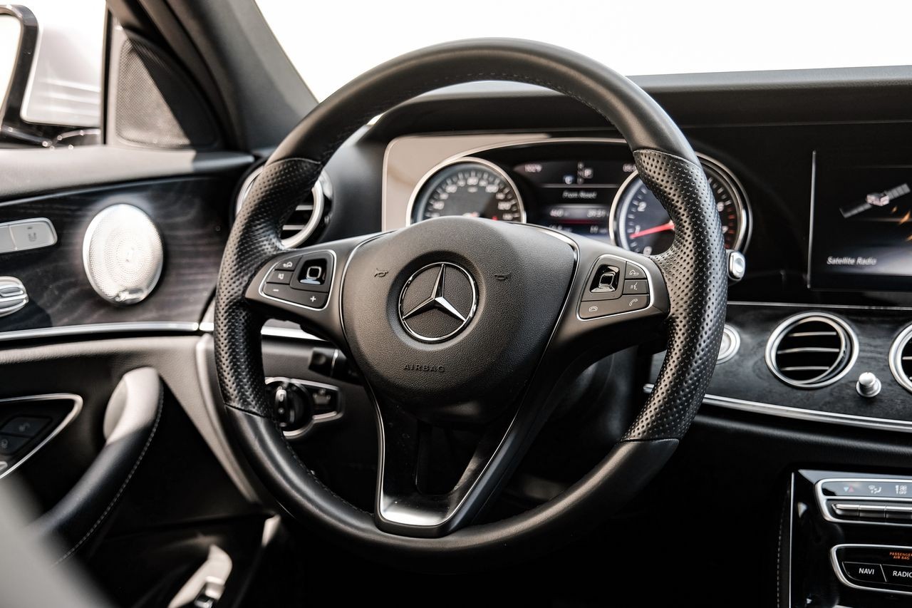 Mercedes-Benz E 300 Vehicle Main Gallery Image 17