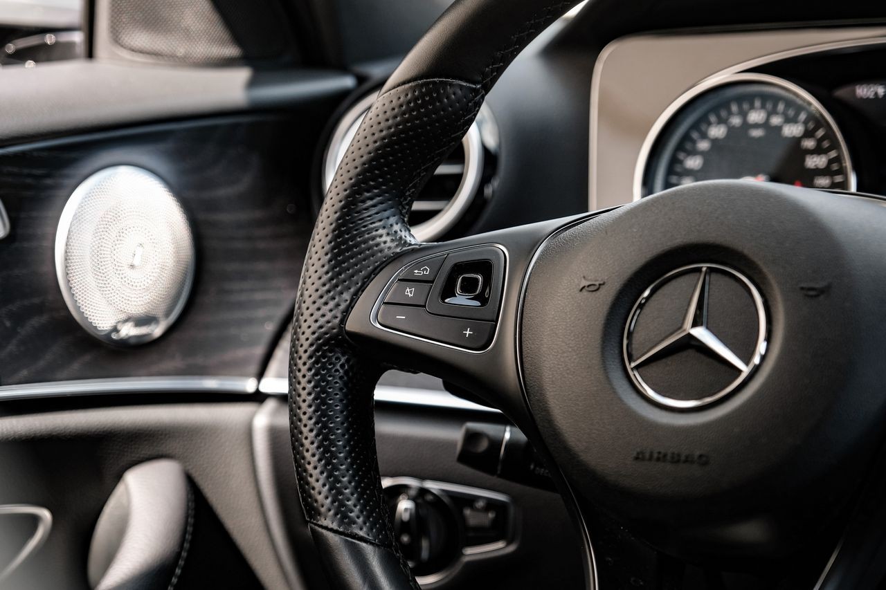 Mercedes-Benz E 300 Vehicle Main Gallery Image 18