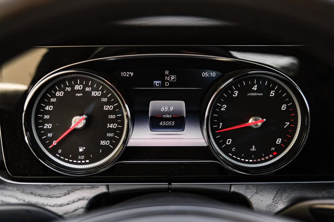 Mercedes-Benz E 300 Vehicle Main Gallery Image 19