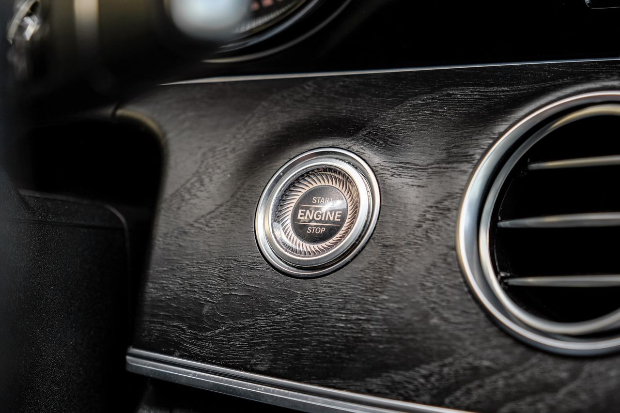 Mercedes-Benz E 300 Vehicle Main Gallery Image 21