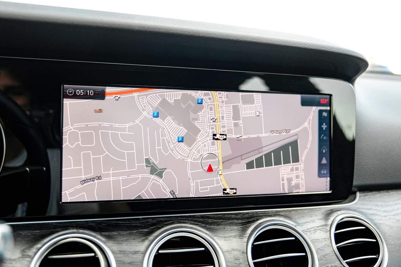 Mercedes-Benz E 300 Vehicle Main Gallery Image 22