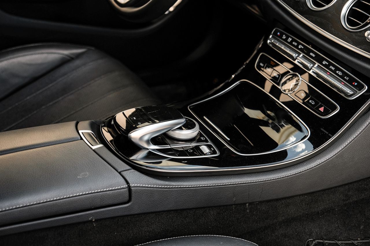 Mercedes-Benz E 300 Vehicle Main Gallery Image 24