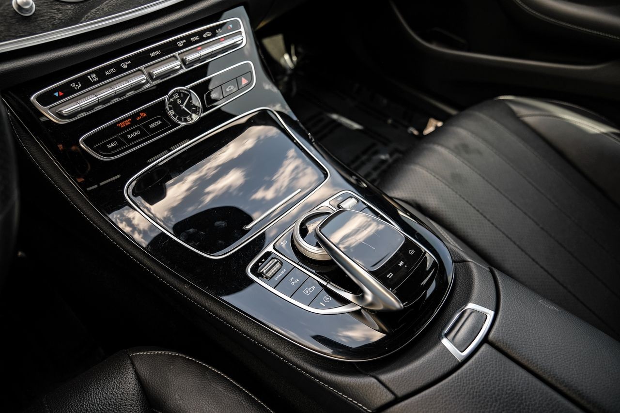 Mercedes-Benz E 300 Vehicle Main Gallery Image 25