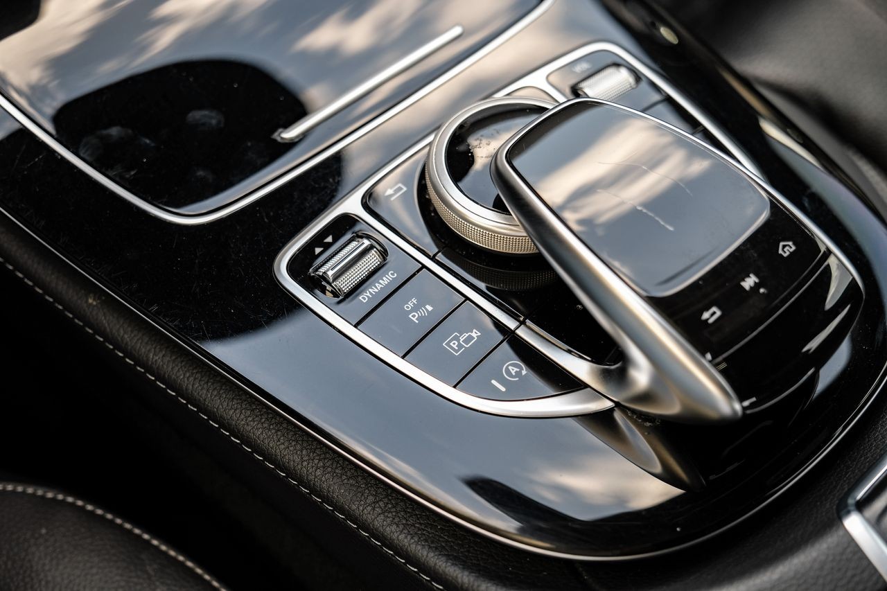 Mercedes-Benz E 300 Vehicle Main Gallery Image 26