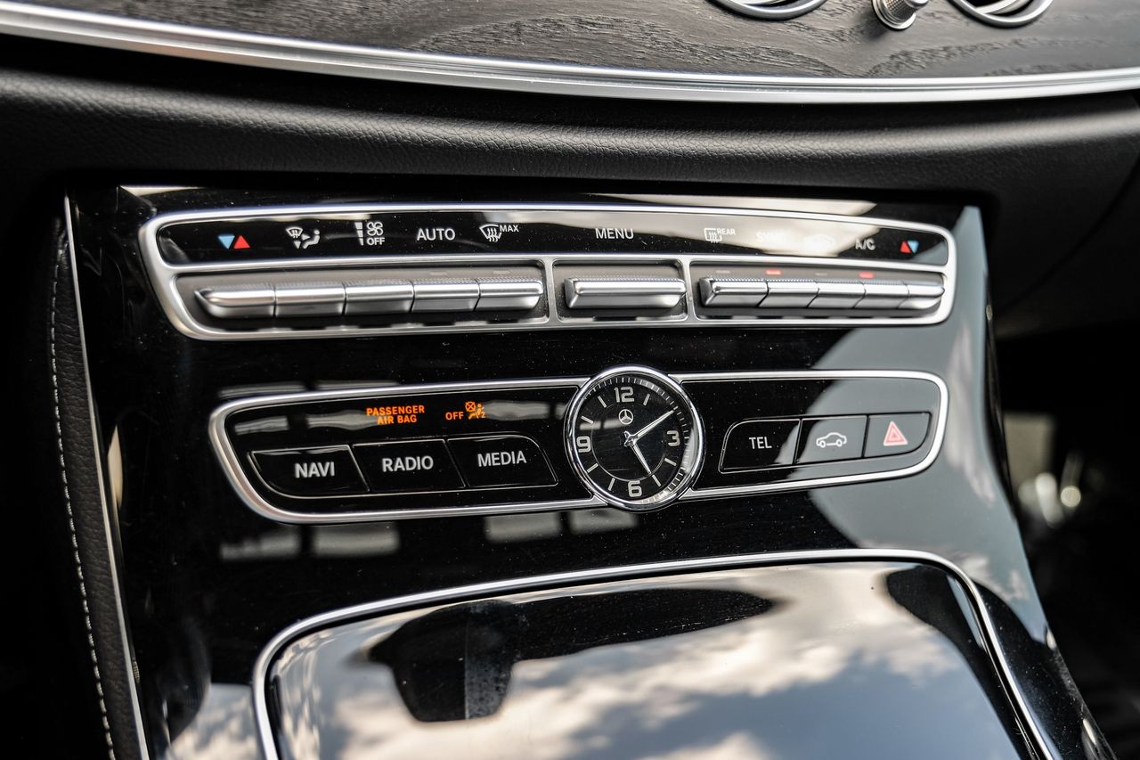 Mercedes-Benz E 300 Vehicle Main Gallery Image 27