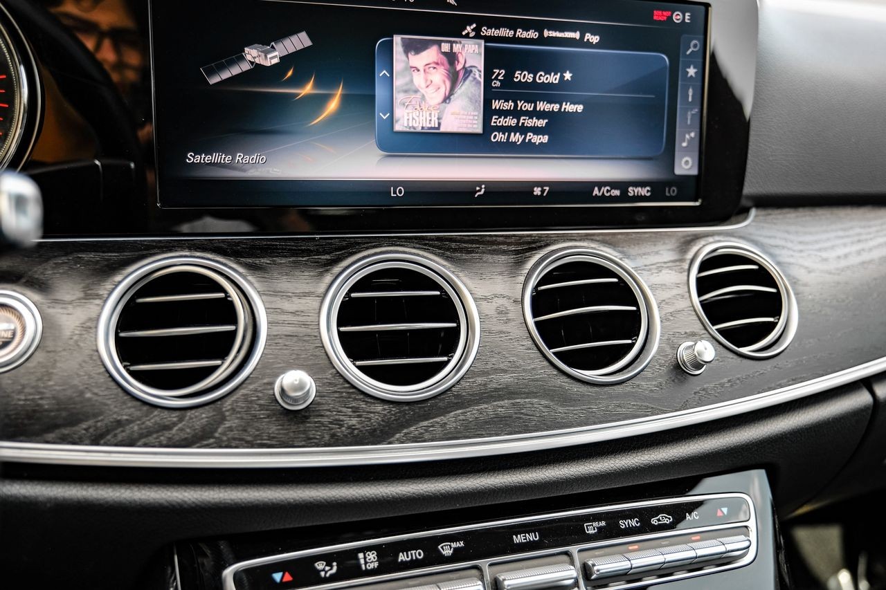 Mercedes-Benz E 300 Vehicle Main Gallery Image 28