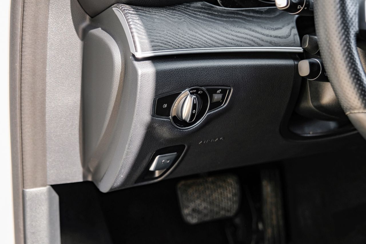 Mercedes-Benz E 300 Vehicle Main Gallery Image 29