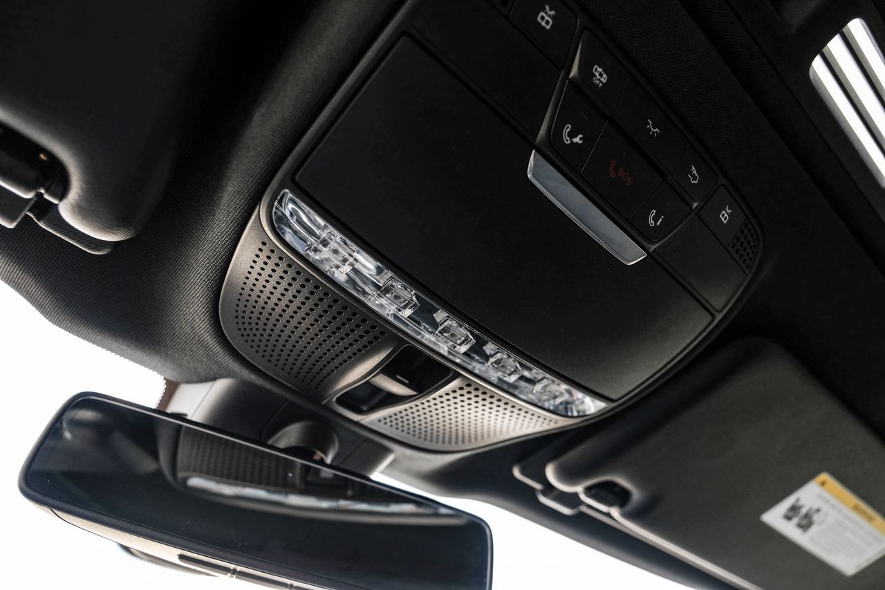 Mercedes-Benz E 300 Vehicle Main Gallery Image 30
