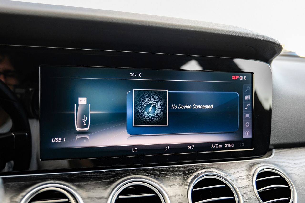 Mercedes-Benz E 300 Vehicle Main Gallery Image 33