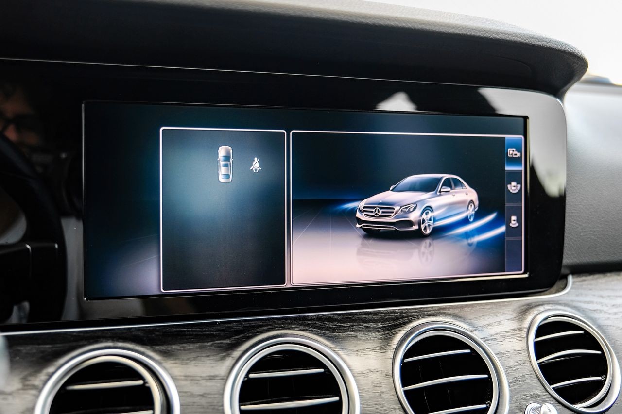 Mercedes-Benz E 300 Vehicle Main Gallery Image 35