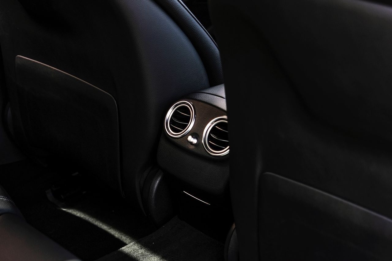Mercedes-Benz E 300 Vehicle Main Gallery Image 40