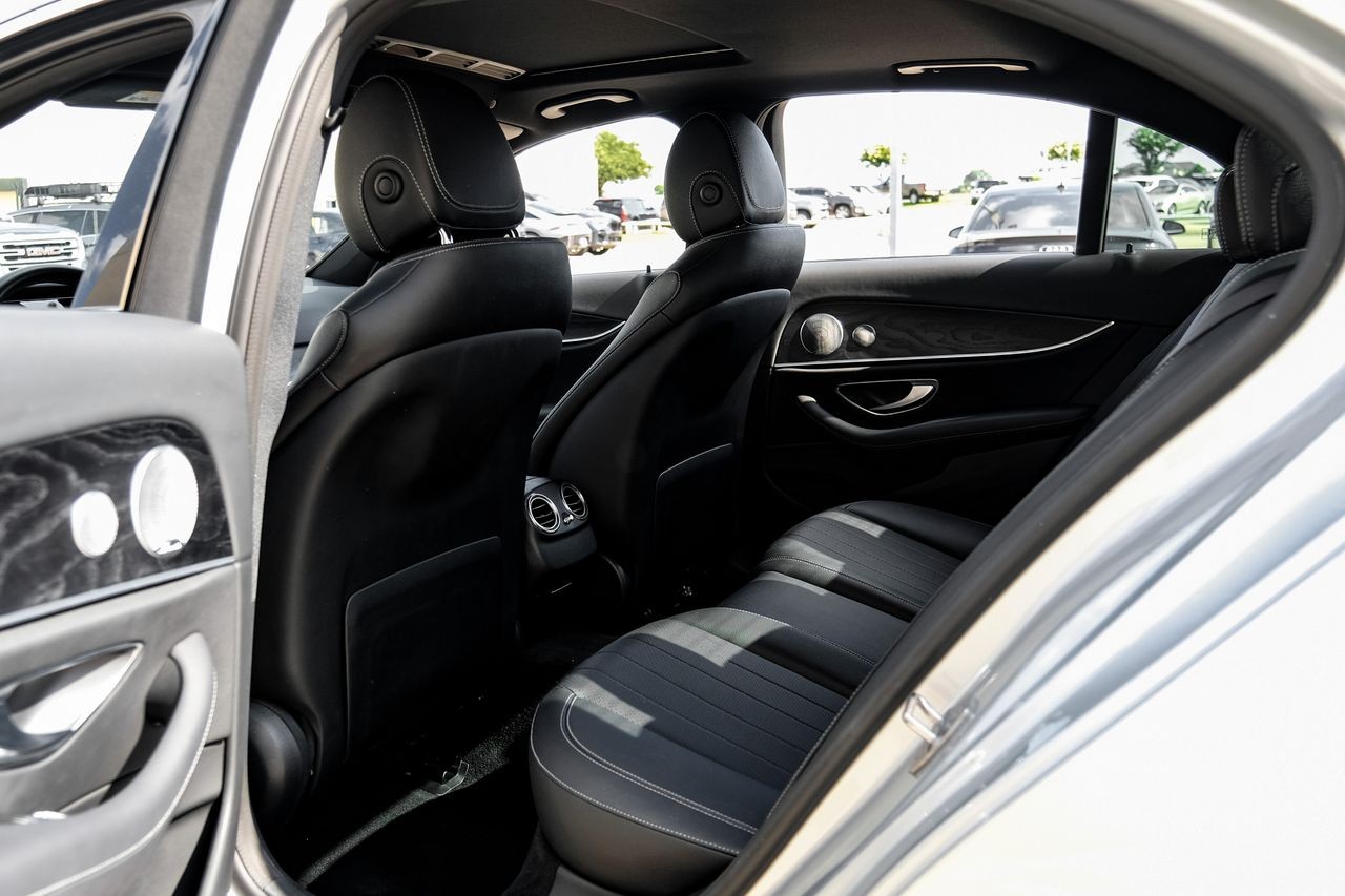 Mercedes-Benz E 300 Vehicle Main Gallery Image 41