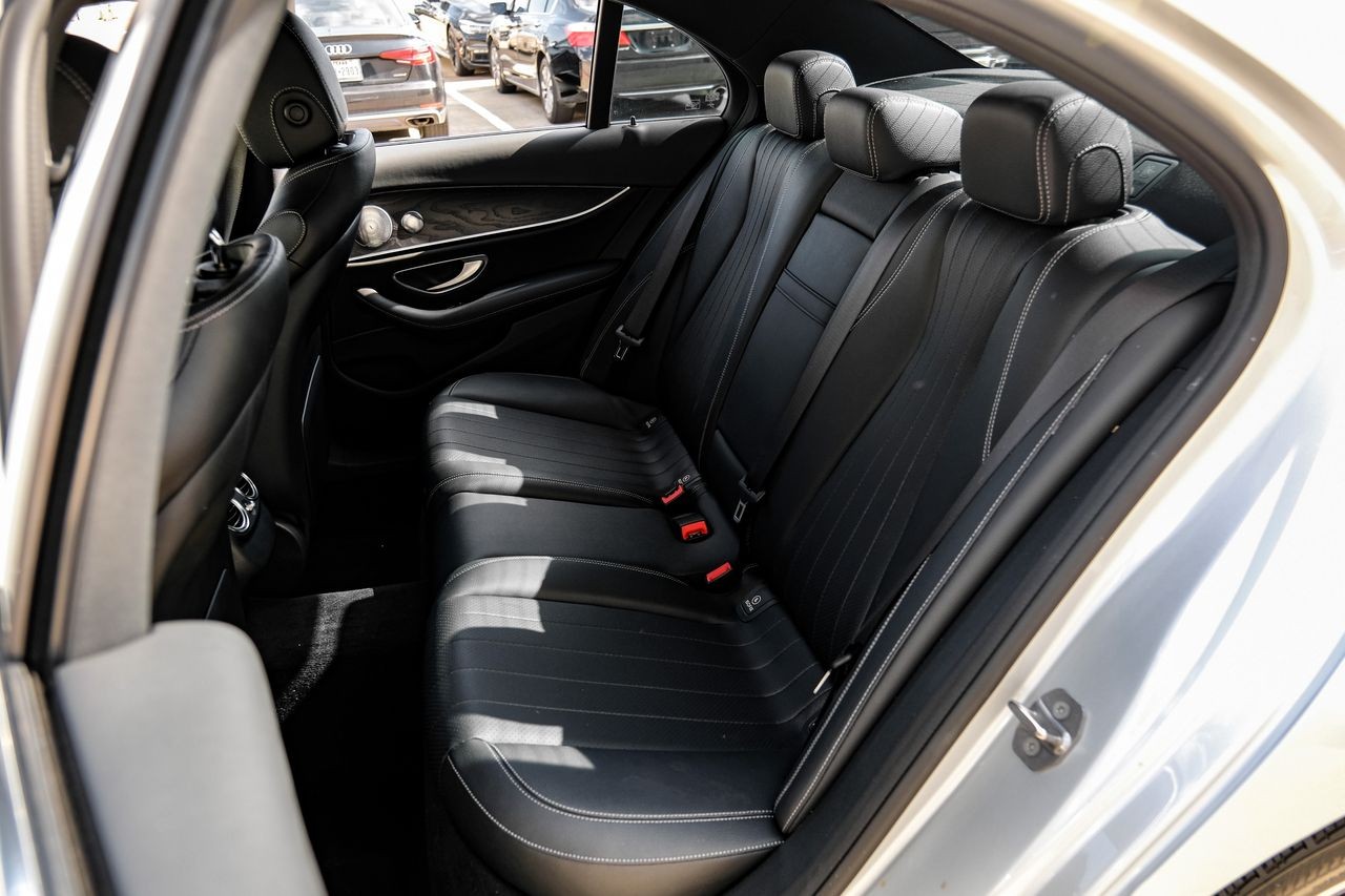Mercedes-Benz E 300 Vehicle Main Gallery Image 42