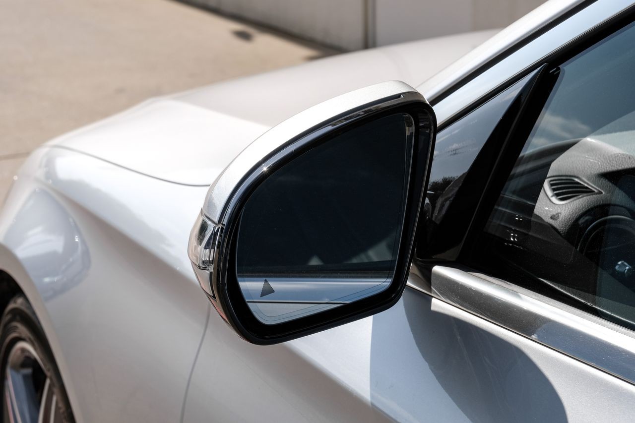 Mercedes-Benz E 300 Vehicle Main Gallery Image 44