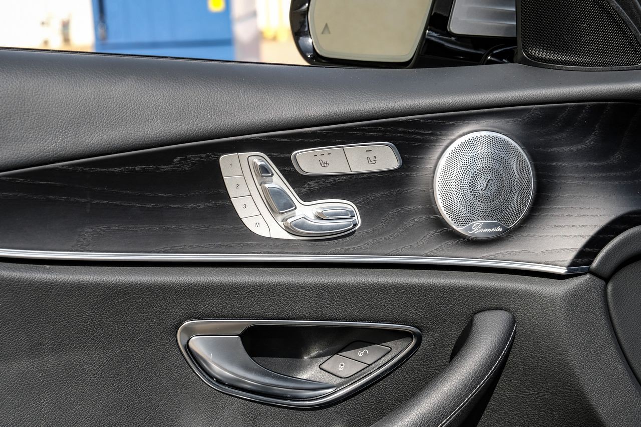 Mercedes-Benz E 300 Vehicle Main Gallery Image 47