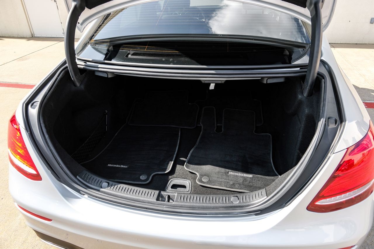 Mercedes-Benz E 300 Vehicle Main Gallery Image 54