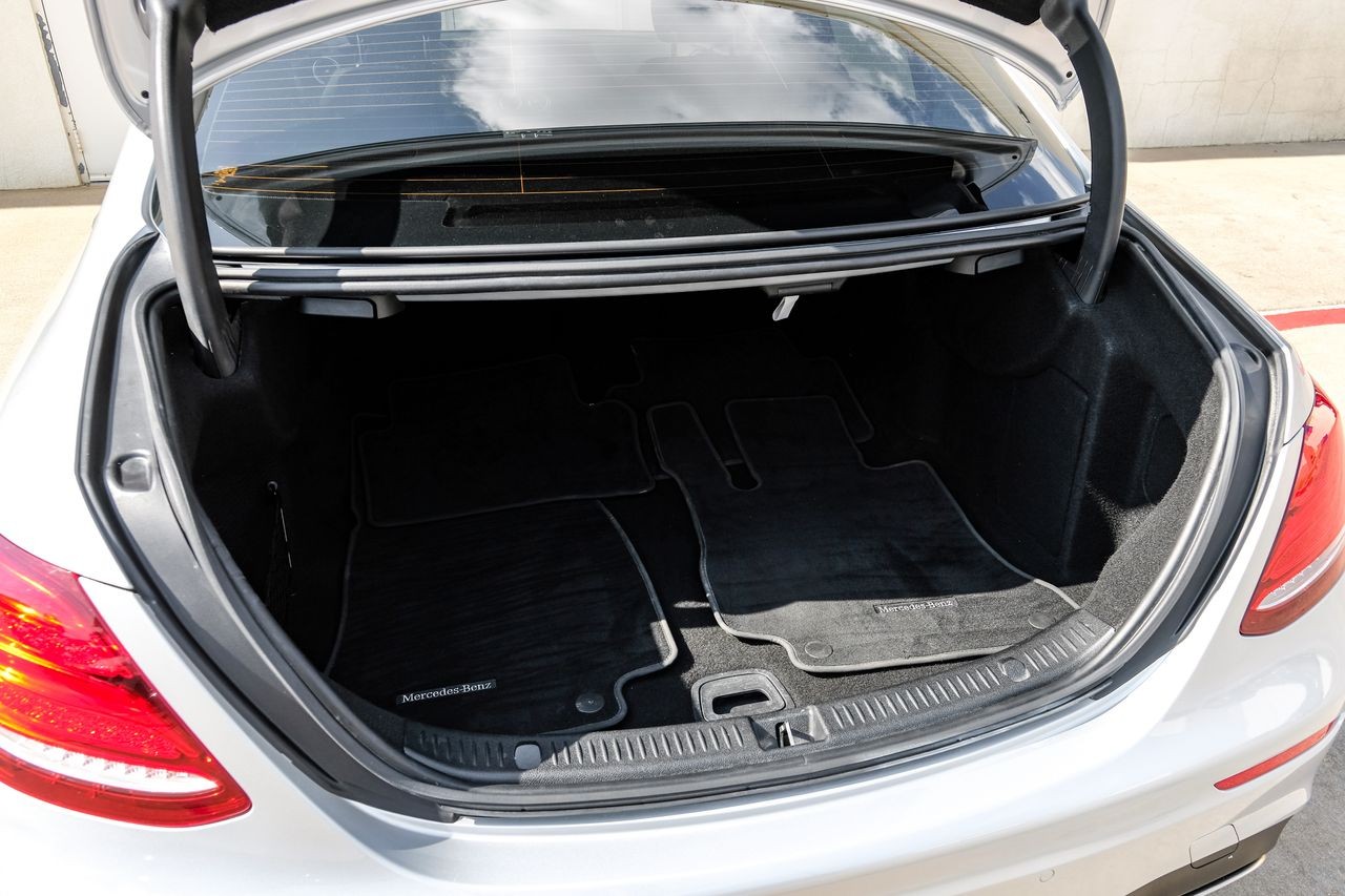 Mercedes-Benz E 300 Vehicle Main Gallery Image 55