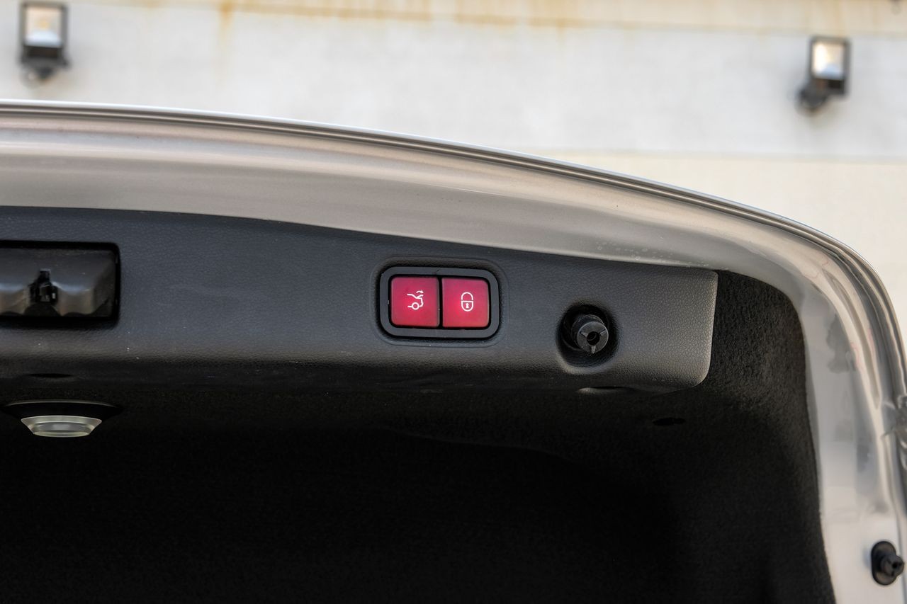 Mercedes-Benz E 300 Vehicle Main Gallery Image 56