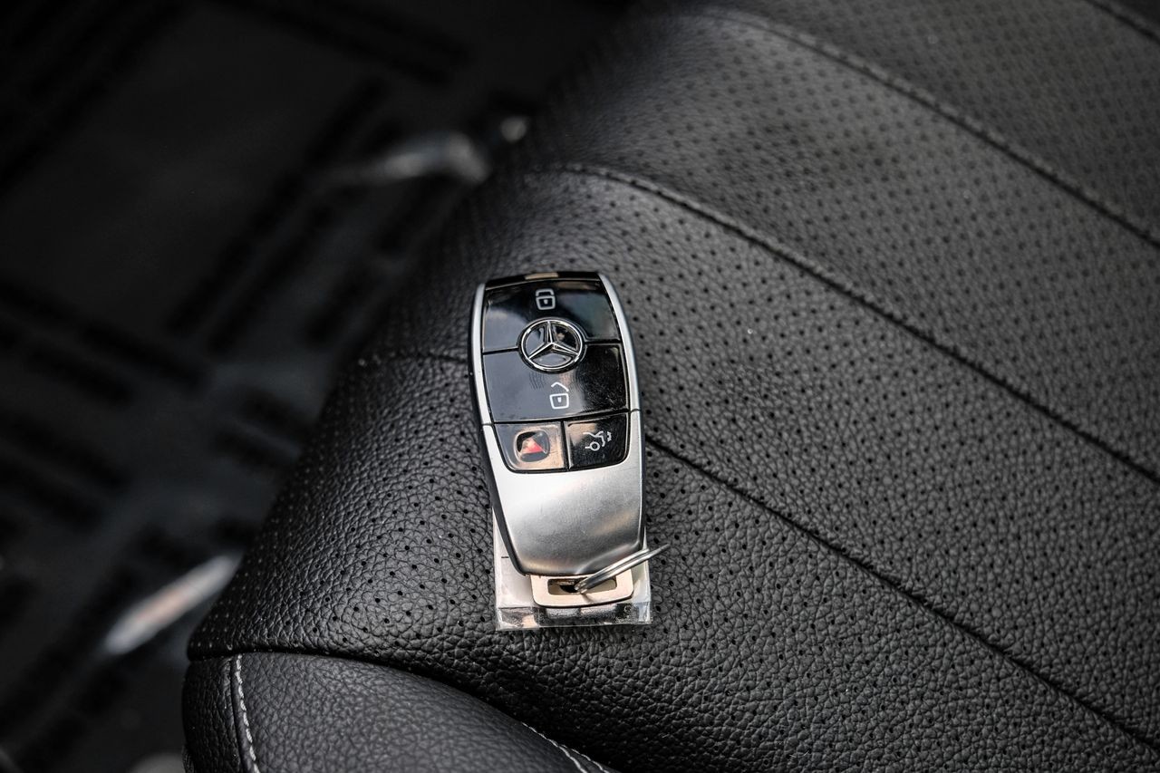 Mercedes-Benz E 300 Vehicle Main Gallery Image 61