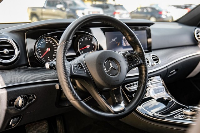 Mercedes-Benz E 300 Vehicle Main Gallery Image 16