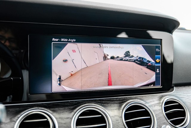 Mercedes-Benz E 300 Vehicle Main Gallery Image 23