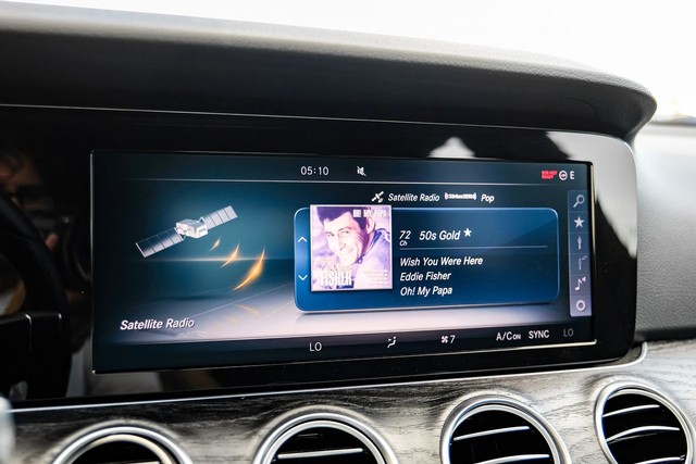 Mercedes-Benz E 300 Vehicle Main Gallery Image 32