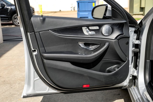 Mercedes-Benz E 300 Vehicle Main Gallery Image 45
