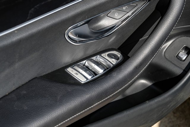 Mercedes-Benz E 300 Vehicle Main Gallery Image 46