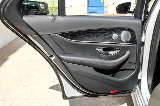 Mercedes-Benz E 300 Vehicle Main Gallery Image 50