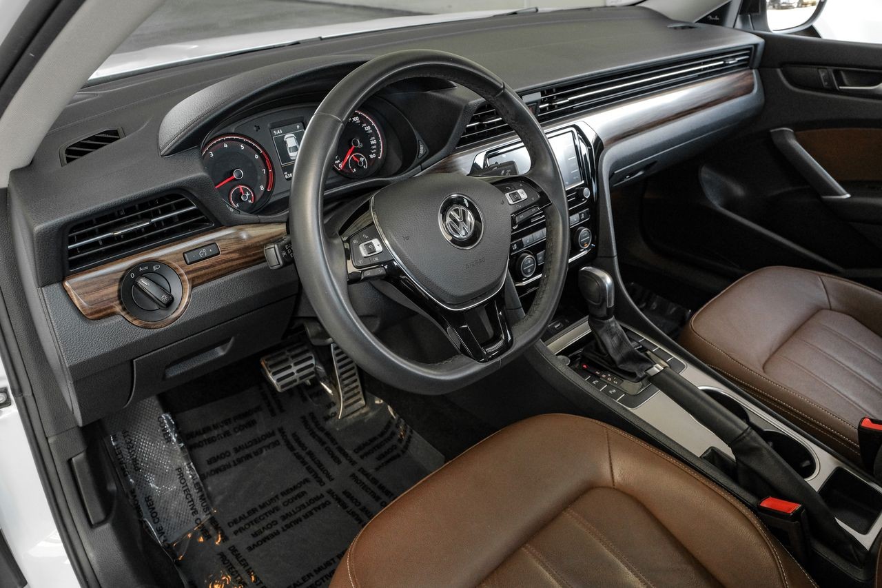 Volkswagen Passat Vehicle Main Gallery Image 03