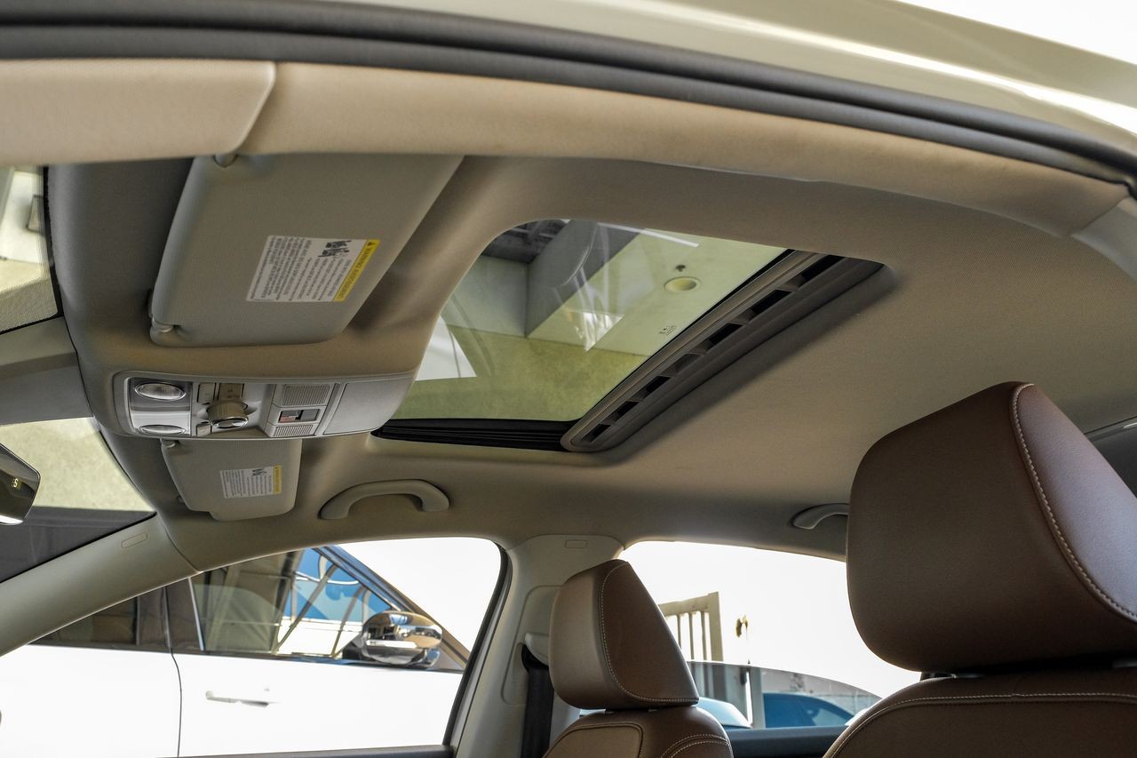 Volkswagen Passat Vehicle Main Gallery Image 05