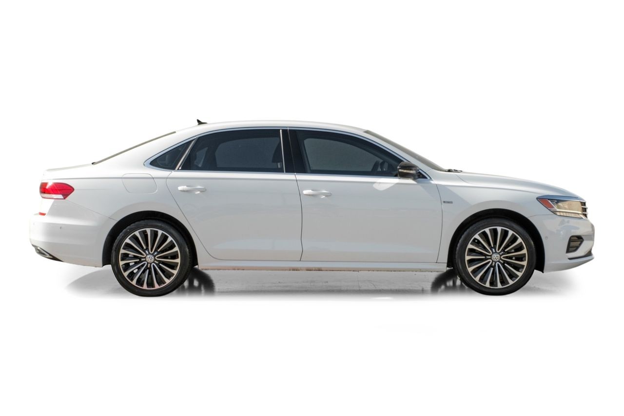 Volkswagen Passat Vehicle Main Gallery Image 08