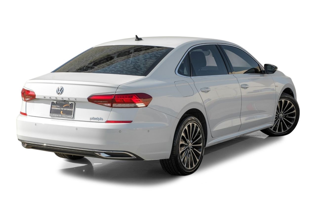 Volkswagen Passat Vehicle Main Gallery Image 09