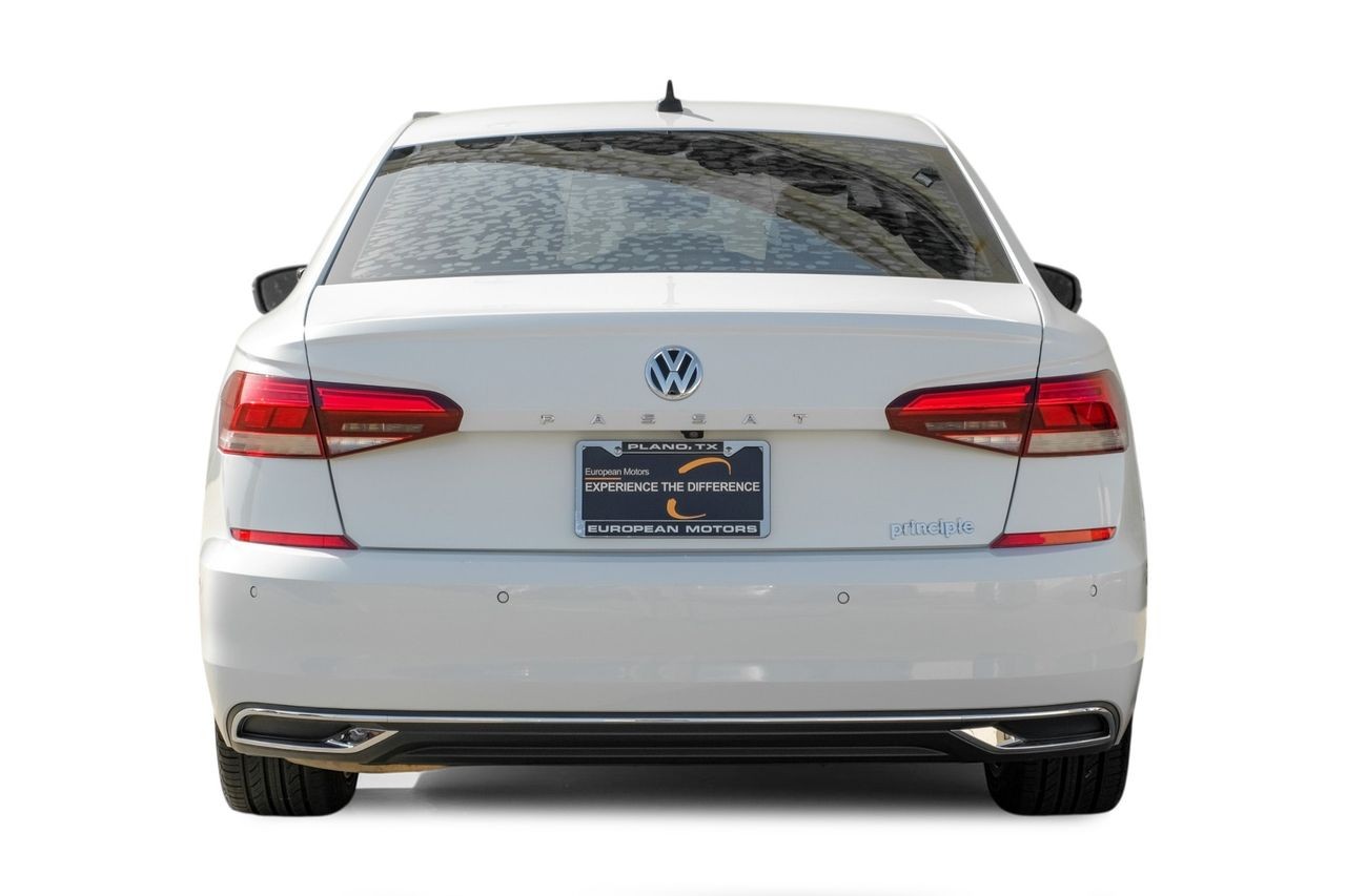 Volkswagen Passat Vehicle Main Gallery Image 10