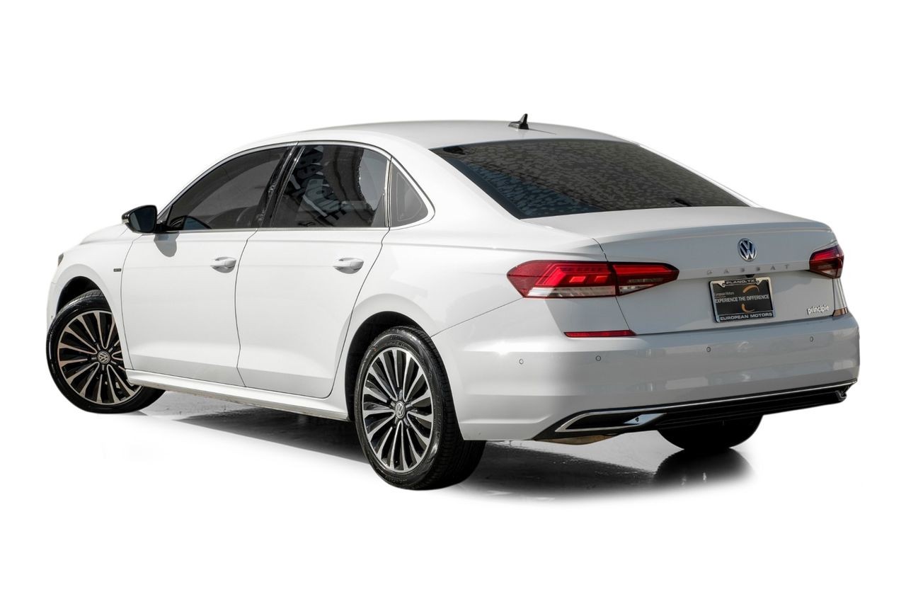 Volkswagen Passat Vehicle Main Gallery Image 11