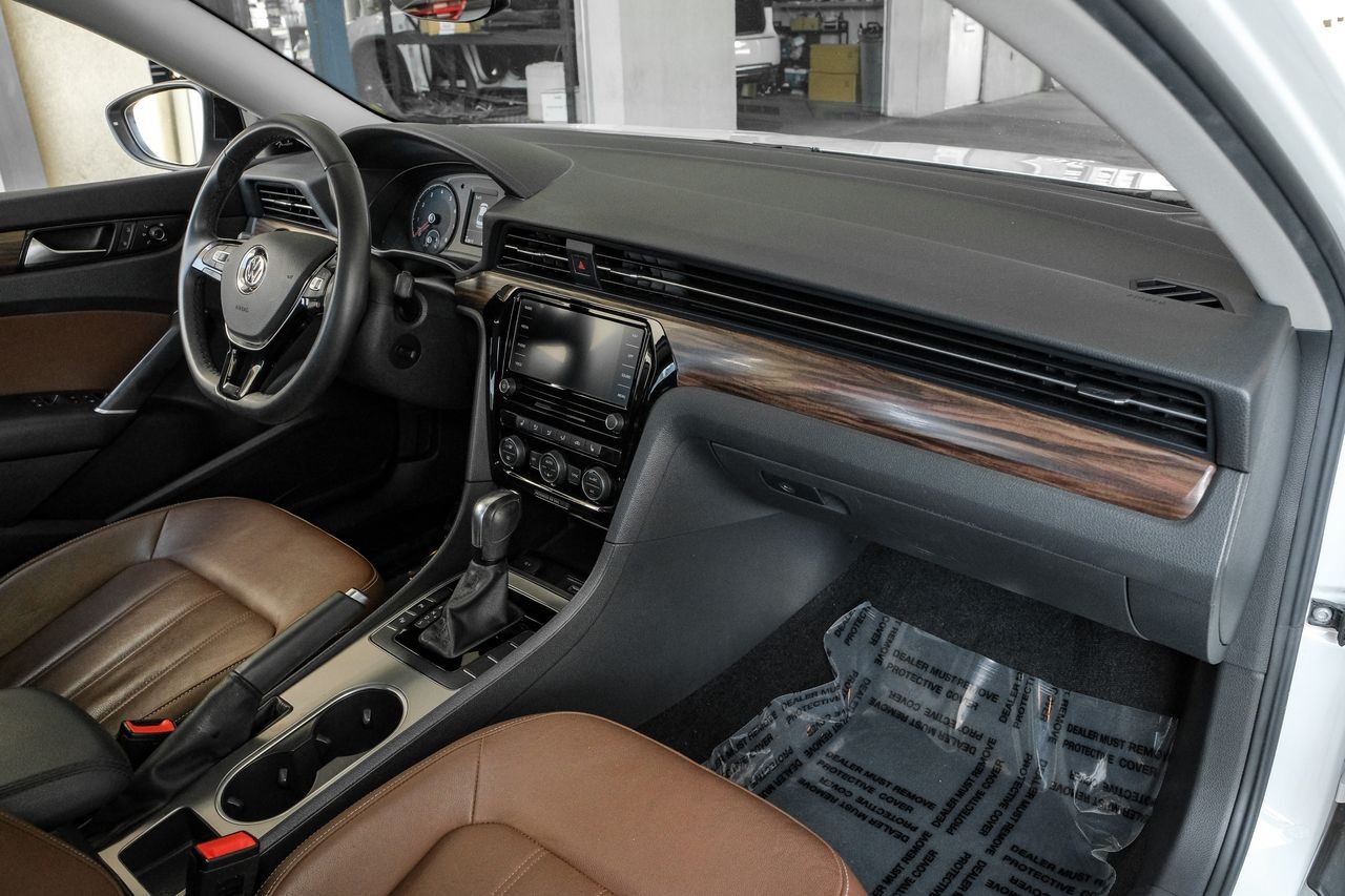 Volkswagen Passat Vehicle Main Gallery Image 13