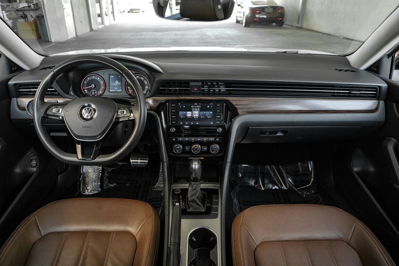 Volkswagen Passat Vehicle Main Gallery Image 15