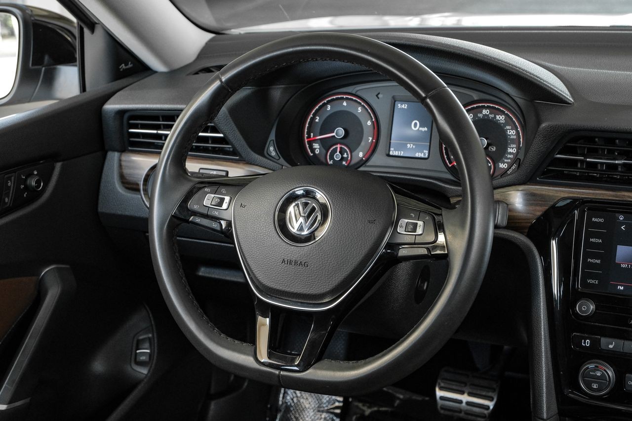 Volkswagen Passat Vehicle Main Gallery Image 17