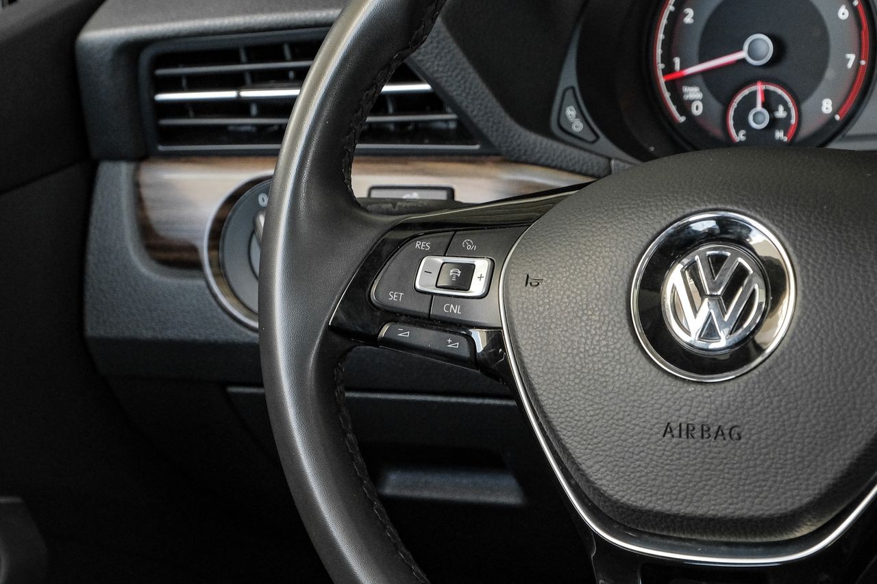 Volkswagen Passat Vehicle Main Gallery Image 18