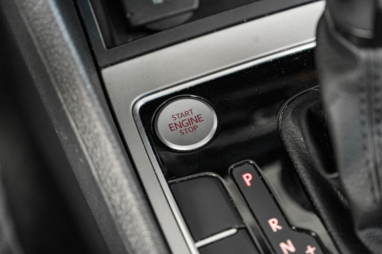 Volkswagen Passat Vehicle Main Gallery Image 23