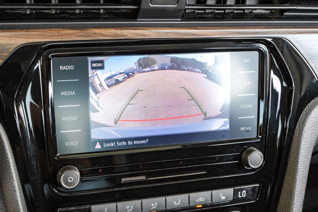 Volkswagen Passat Vehicle Main Gallery Image 24