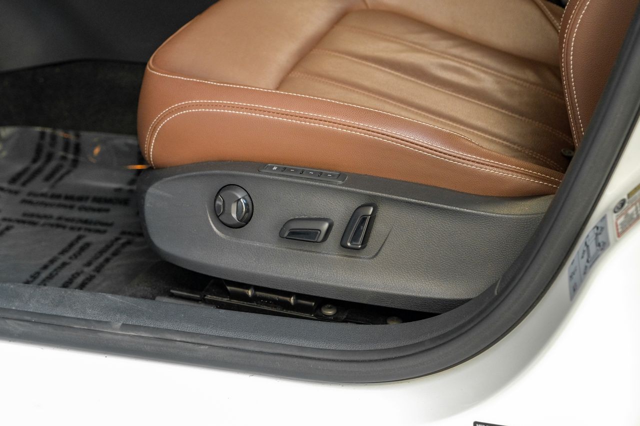 Volkswagen Passat Vehicle Main Gallery Image 35