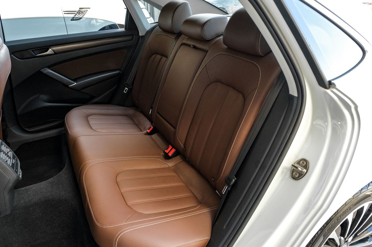 Volkswagen Passat Vehicle Main Gallery Image 43