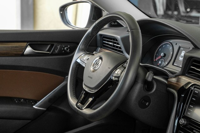 Volkswagen Passat Vehicle Main Gallery Image 14